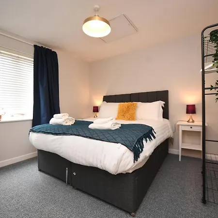 Self Catering - Regent's Court Cherry *