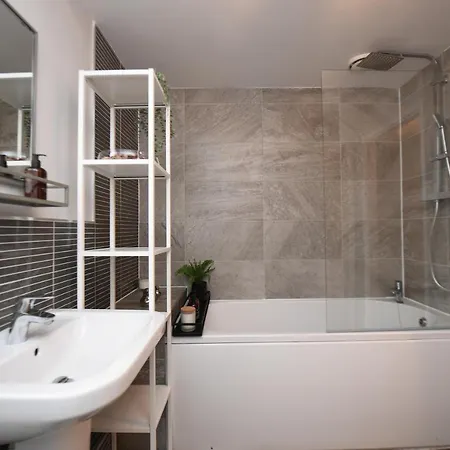 Self Catering - Regent's Court Cherry *