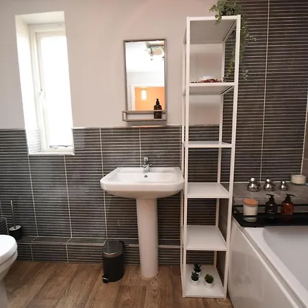 Self Catering - Regent's Court Cherry *